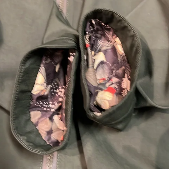 VGUC Lululemon Definitely Raining Jacket (US 6) - Gator Green - Picture 4 of 16
